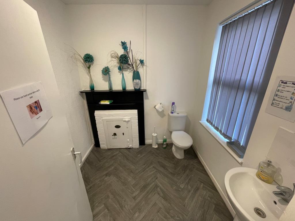 Lot: 111 - FREEHOLD SHOP AND TWO-BEDROOM FLAT - Ground floor W.C.